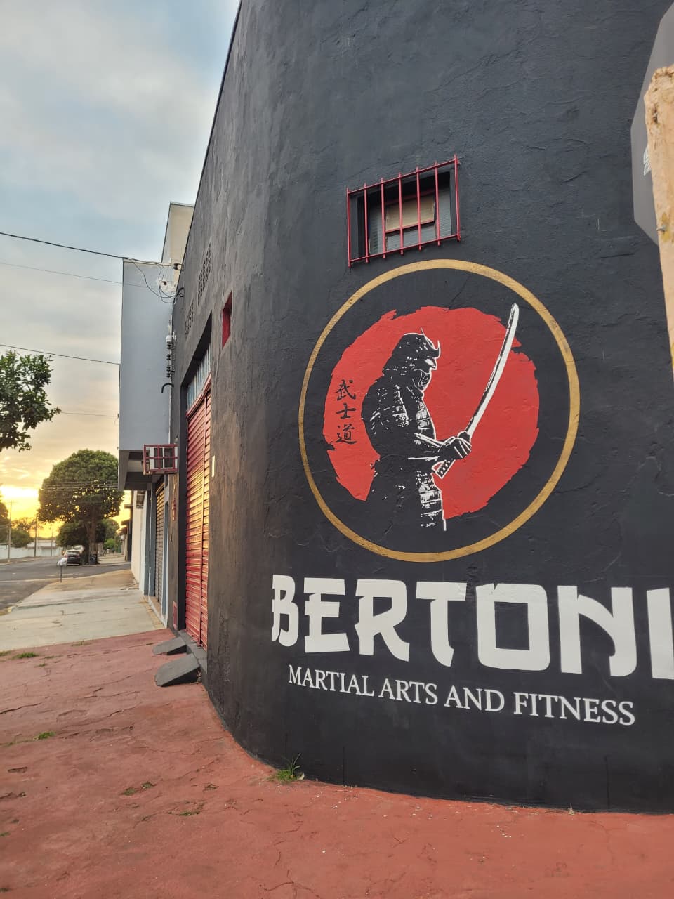 Fachada e entrada do Dojo Bertoni