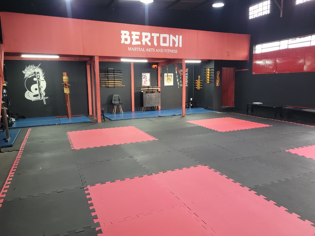 Interior do Dojo Bertoni, com tatame e equipamentos de treino